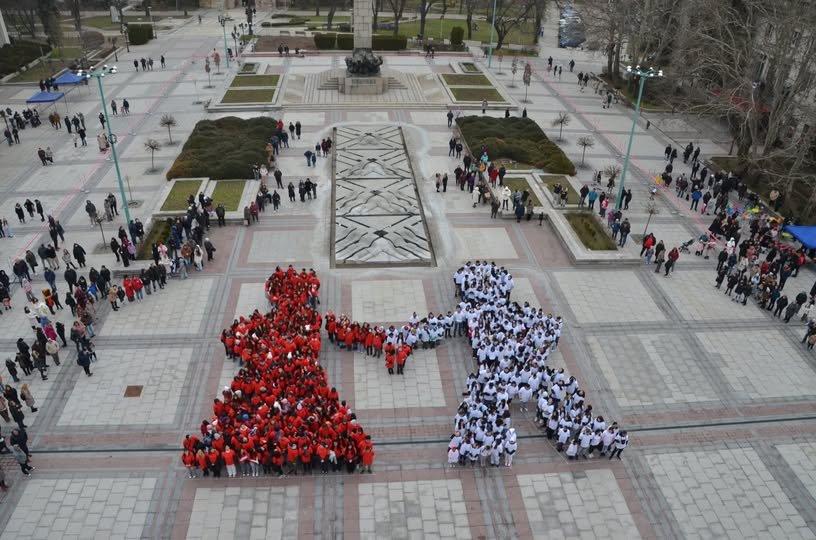 Над 500 ученици изградиха „жива мартеница“ във Видин