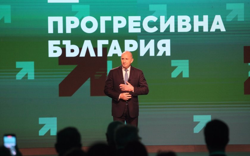 Първи резултати: Безапелационна победа на Румен Радев