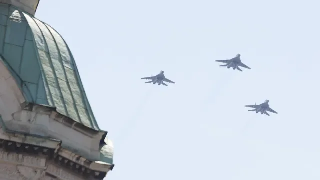 Без парад за Гергьовден. Военни самолети прелетяха над София