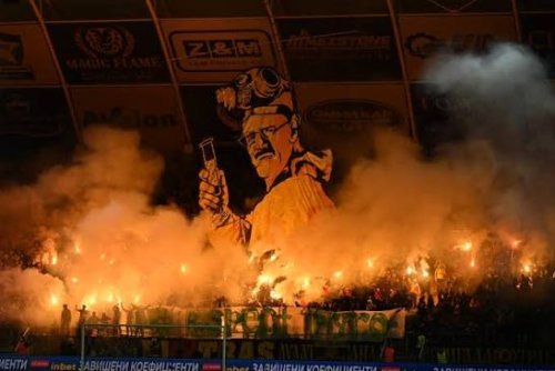 Наказаха фен на &bdquo;Ботев&ldquo; за маска на дербито. Съдът отмени забраната: момчето било извън града