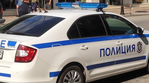 Мотопедист избяга от полицията в Бяла черква: мина на червено, удари врата и се барикадира в чужд двор