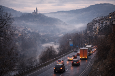 България стартира деня с по-меки температури и без значими валежи, но атмосферното качество остава тема на внимание