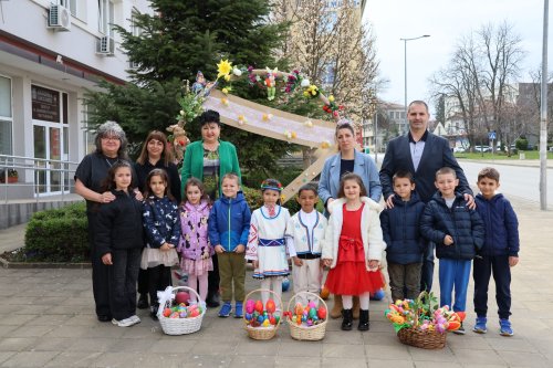 Лясковец се стяга за Великден: деца напълниха общината с писани яйца и отвориха кът за снимки