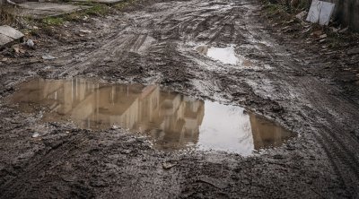 Кал, дупки и липса на настилка: Улица във Велико Търново предизвиква недоволство