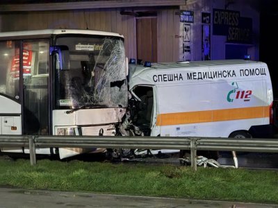 Челен удар край Момин сбор: шофьор на линейка загина след сблъсък с автобус