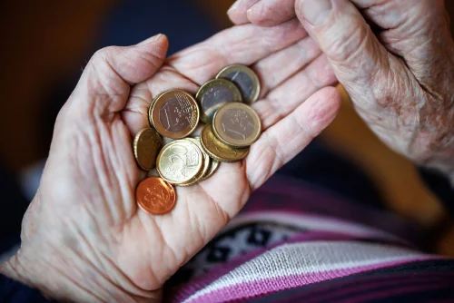 Пенсиите тръгват от 7 април: НОИ изплаща и великденски добавки до 50 евро