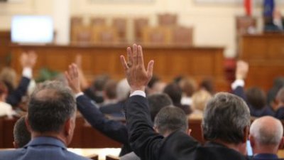 Парламентът вика на изслушване ключови институции за горивата: има ли риск от недостиг заради Близкия изток