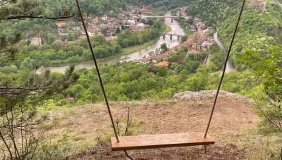 &bdquo;Любовната люлка&ldquo; на Гарга баир падна: общината сложи пейки и чисти панорамата към Царевец