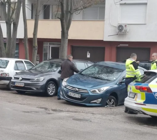 Кола пропадна в дупка във Велико Търново