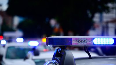 Шофьор блъсна полицай при проверка и избяга