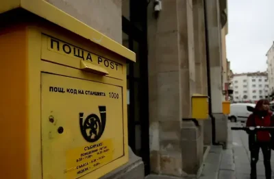 Пощальоните спряха работа в деня на пенсиите: искат 5% от 1 януари и предупреждават за срив