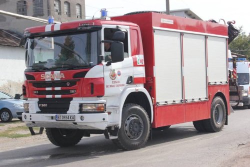 Неизправна кола подпали автосервиз във Велико Търново: изгоря &bdquo;Волво&ldquo;, щетите са сериозни