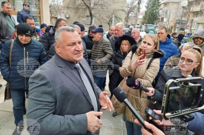 Земеделци прекратиха протеста в Сливен след уверение от областния управител