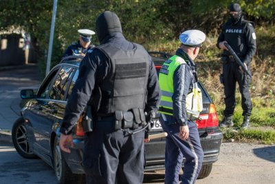 Дрога изплува при акция срещу изборни нарушения: откриха метаамфетамин и канабис в Стражица