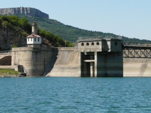 Яз. &bdquo;Ал. Стамболийски&ldquo; почти прелива: областният управител поиска спешен план за контролирано изпускане