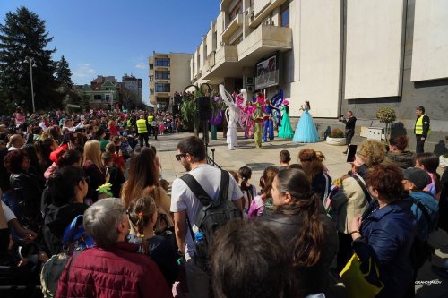 Цветница превзе Велико Търново: шествие от цветя, дървета и пеперуди изпълни центъра