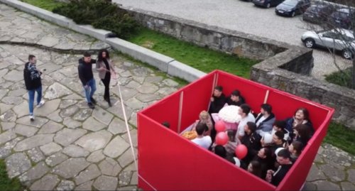 Абитуриенти се &bdquo;опаковаха&ldquo; като подарък пред &bdquo;Асеневци&ldquo;, за да поканят класната си на бала