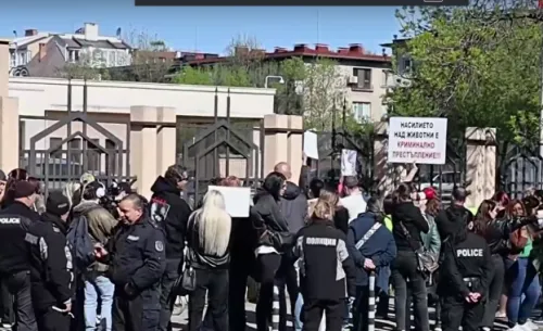 Протест пред Софийския градски съд срещу насилниците на животни