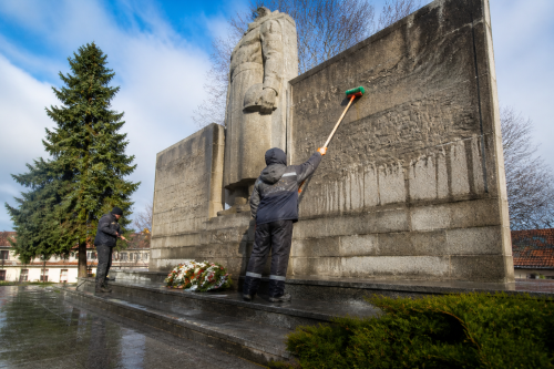 Община Лясковец почисти паметника на загиналите лясковчани