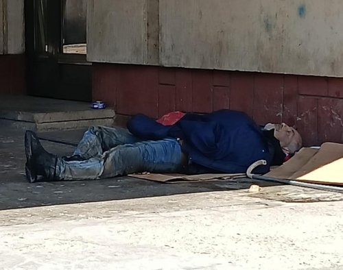 Сигнал от Горна Оряховица: мъж лежи с дни на жп гарата, граждани питат &bdquo;Къде е държавата?&ldquo;