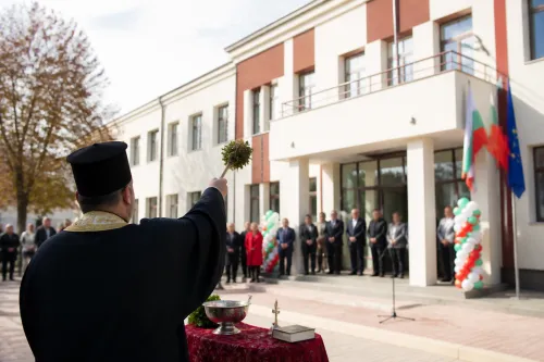 Полски Тръмбеш отбеляза 62 години като град с освещаване на обновената община