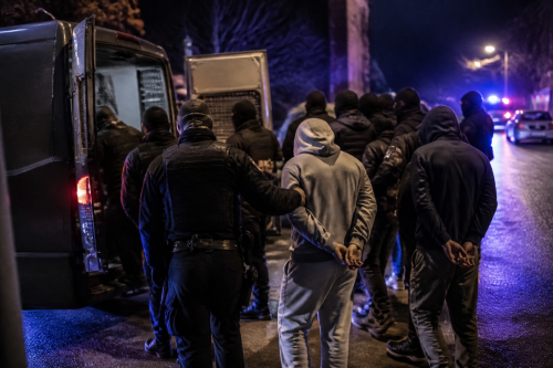 Полицията в Павликени задържа 12 души след сигнал от 112