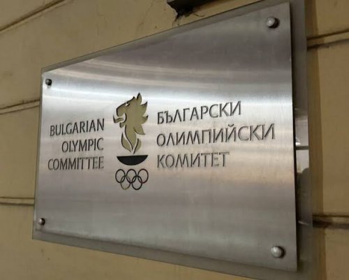 Весела Лечева се приближава към ръководството на Българския олимпийски комитет