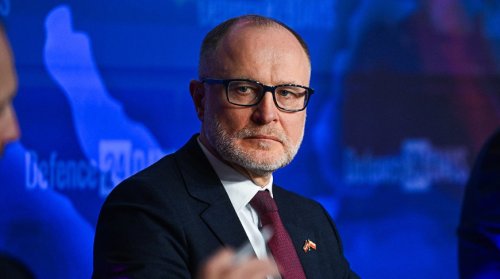 Латвийският министър на отбраната атакува премиера след оставка