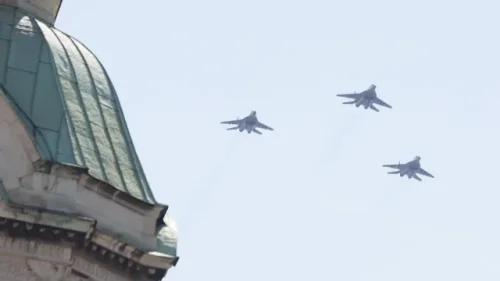 Без парад за Гергьовден. Военни самолети прелетяха над София
