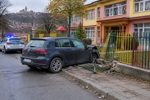 Кола се заби в оградата на детска градина във Велико Търново