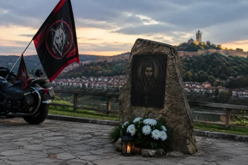 „Нощни вълци“ от Велико Търново поставиха знак за Киприян