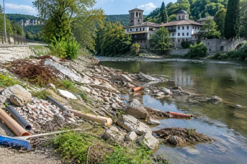15 камиона строителни отпадъци затрупаха р. Белица при Килифарево