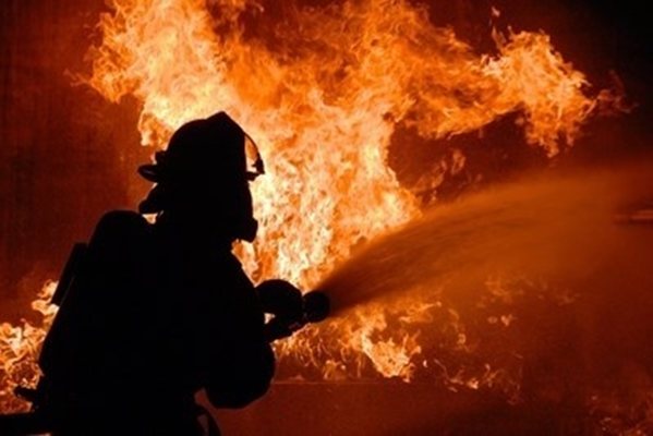 Пожар в Свищов прати 89-годишна жена в болница: не усетила пламъците заради глухонемота си