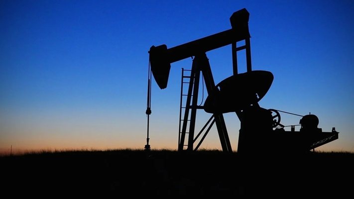 Петролът излетя с близо 8%: провал в преговорите САЩ–Иран и риск от блокада на Ормуз