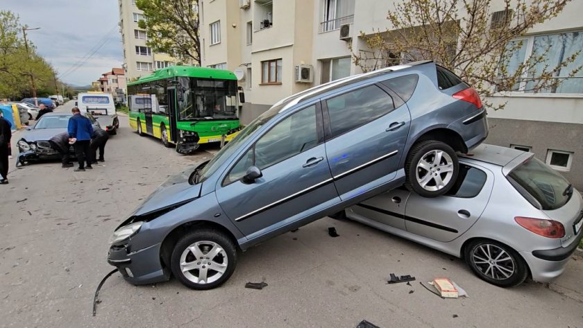 Автобус в Хасково помете три коли, в Шумен „Ауди“ падна в подлез: трима ранени