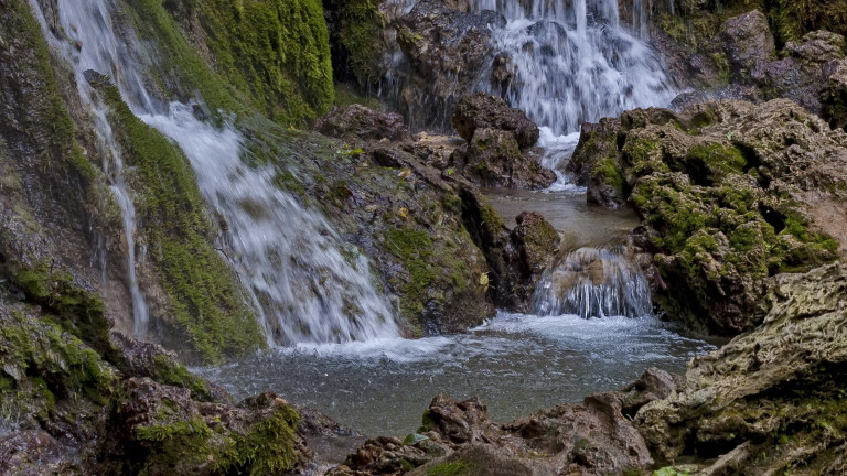 Огнеборци спасиха румънска туристка край Хотнишкия водопад