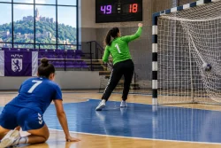 Вратарката на Етър 64 вкара гол при разгром 49:18