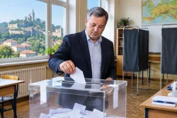 Даниел Панов гласува във Велико Търново за президент