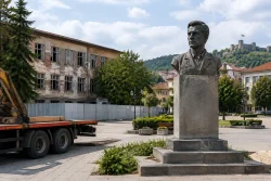 Даниел Панов мести паметника на Вапцаров в центъра на Дебелец
